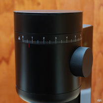 The large adjustment knob and grind size scale make it easy to adjust the grind.